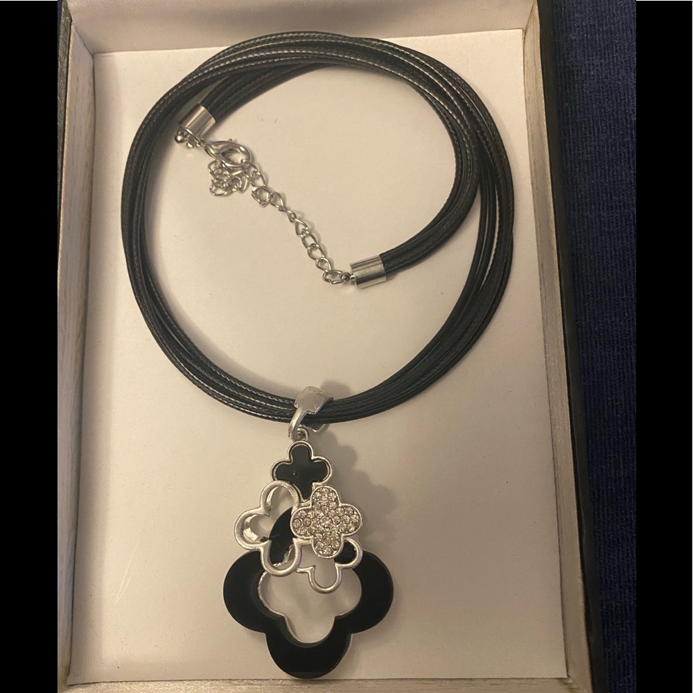 Clover necklace with leather cord